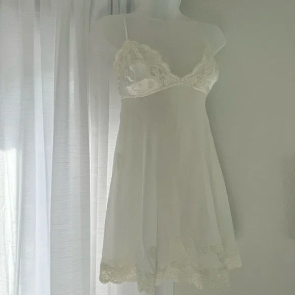 Vintage Victoria's Secret Ivory Chemise with Floral Lace Detailing lingerie - Picture 2 of 10